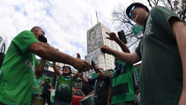 hugo moyano desbordo de micros y camiones la 9 de julio por el dia de la lealtad