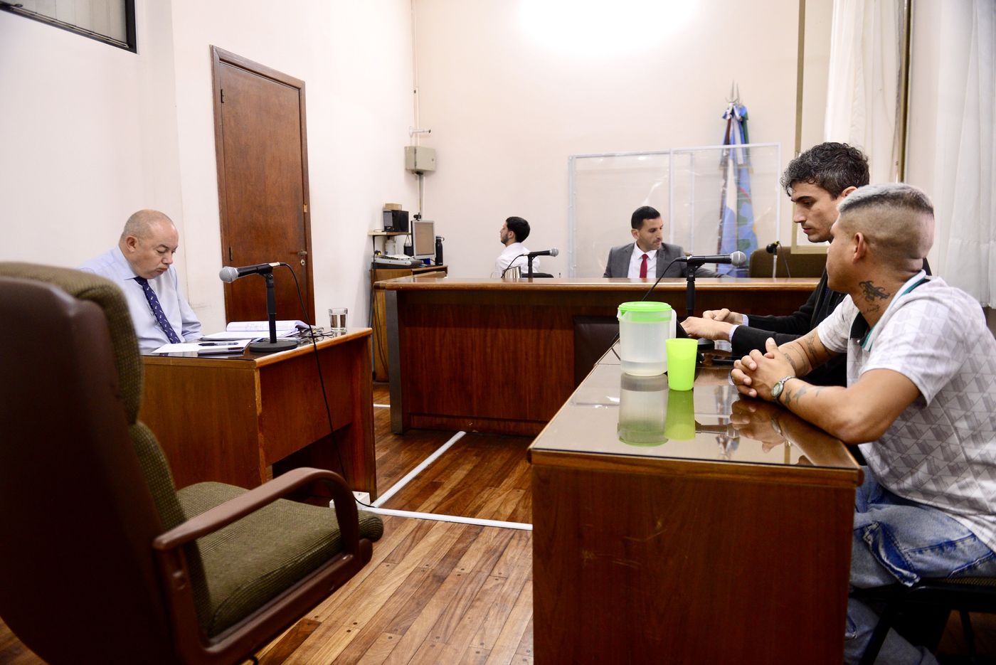 El debate se desarrolló en una pequeña sala de audiencias Flagrancia.