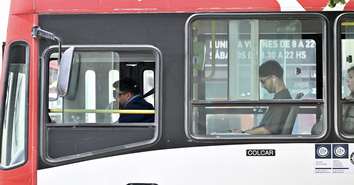 Ya rige el aumento del boleto de los micros en La Plata y el mínimo ...