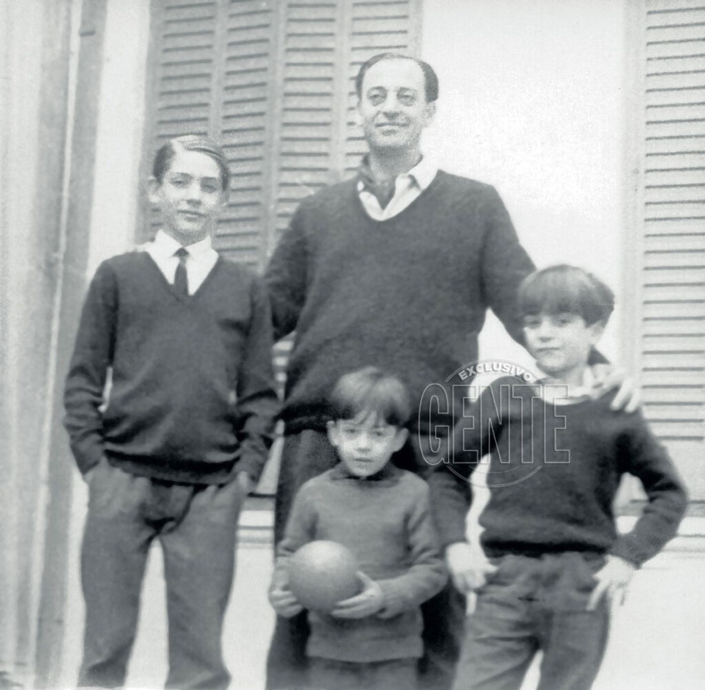 La familia Moura, padre e hijos, en un retrato de la revista Gente. 