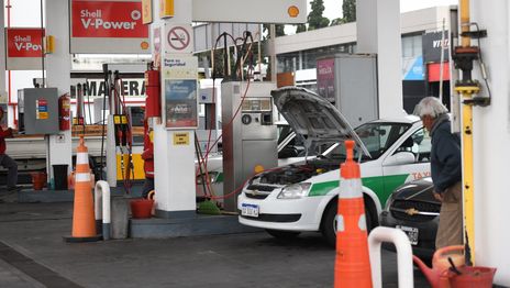 Taxistas denuncian que no se cumple la prioridad para cargar GNC y amenazan con movilizar Taxistas denuncian que no se cumple la prioridad para cargar GNC y amenazan con movilizar