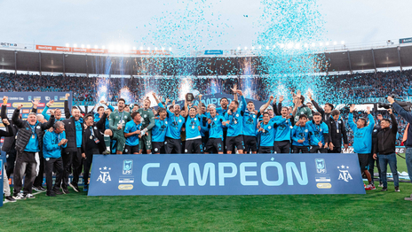 De campeón a campeón: Estudiantes y su particular saludo a Belgrano De campeón a campeón: Estudiantes y su particular saludo a Belgrano
