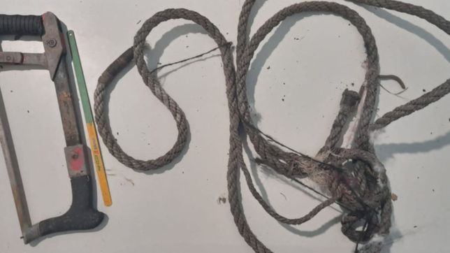 se metio a robar cables en una camara de inspeccion, quedo encerrado y termino preso