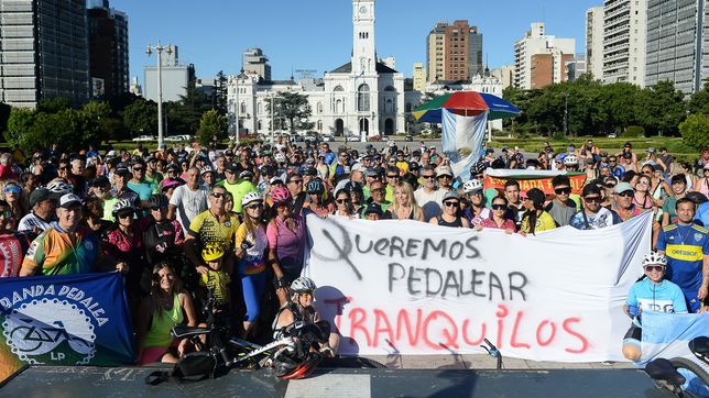 decenas de ciclistas reclamaron mas seguridad tras el ataque a tiros en diagonal 74