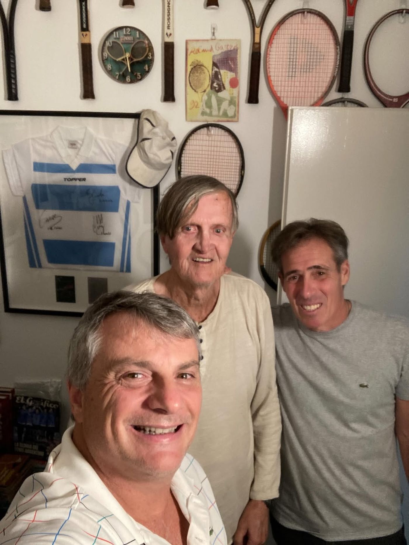 Paddy Quevedo, referente del tenis de La Plata, entre amigos y raquetas.