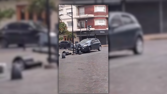 un automovilista choco contra un semaforo en pleno centro de la plata y lo derribo