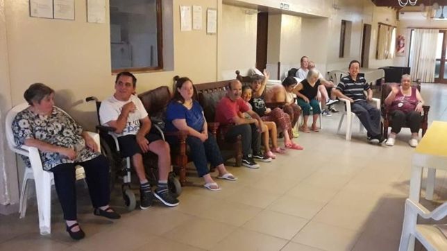 una institucion de la plata que ayuda a discapacitados a punto de quebrar por deudas de ioma y pami