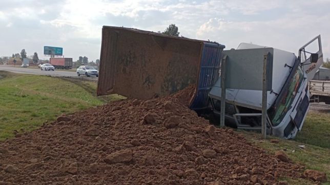 al borde de la tragedia: perdio el control de su camion y volco a la vera de la ruta 2
