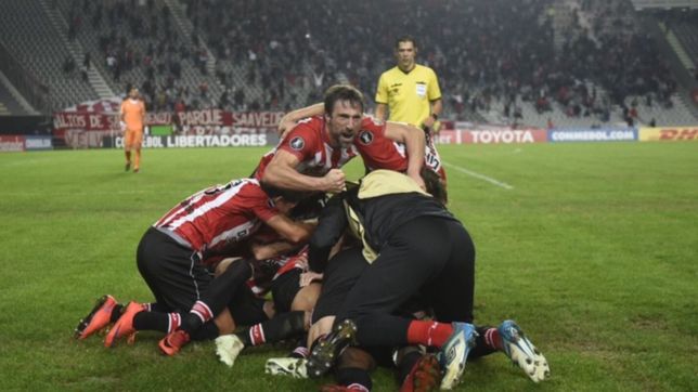 estudiantes recibe a nacional y debera ganar por dos goles para seguir en la copa: horario, tv y formaciones