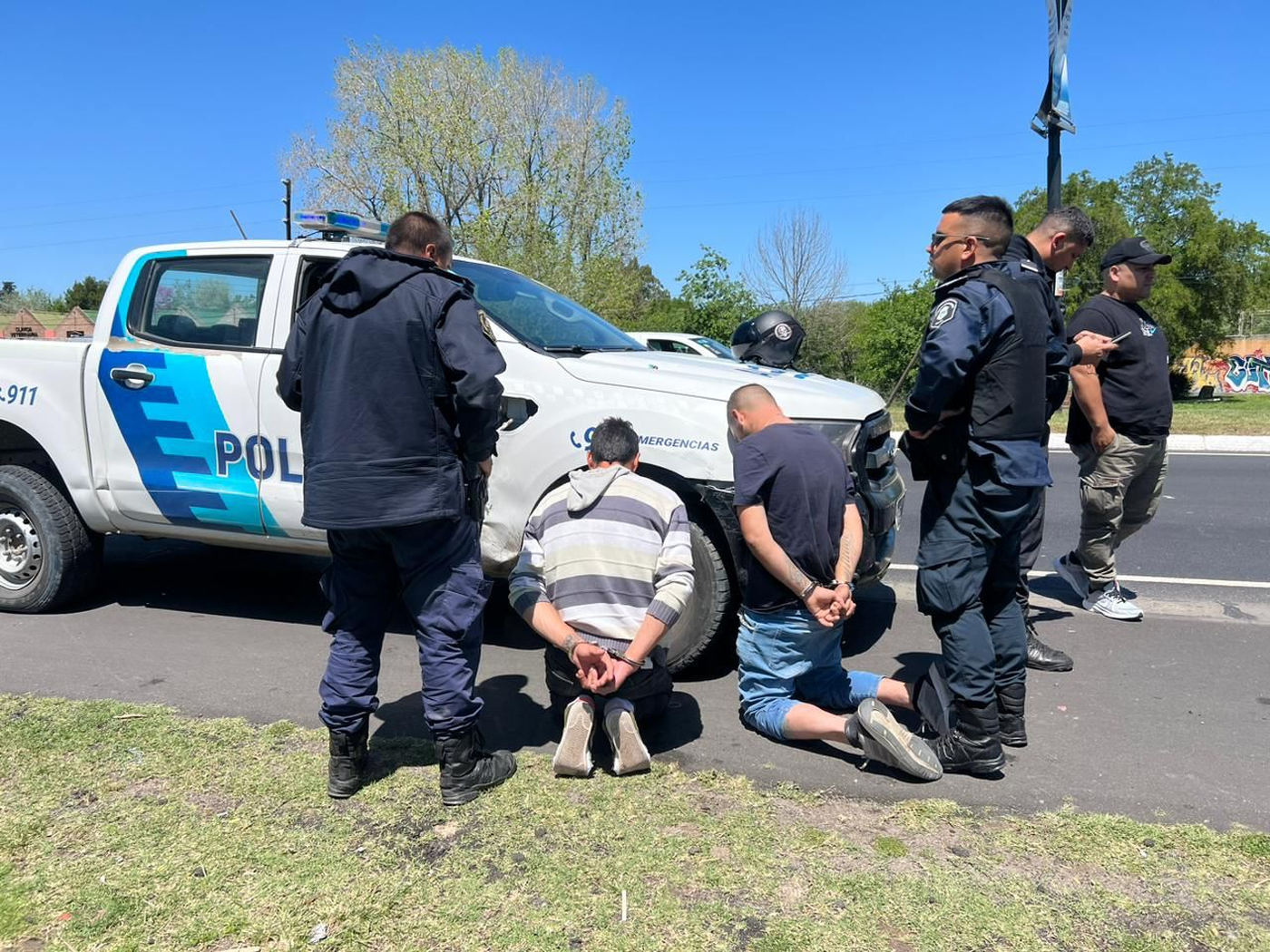 Los sospechosos atacaron en un local de venta de celulares del centro de La Plata y cayeron tras una persecuci&oacute;n.