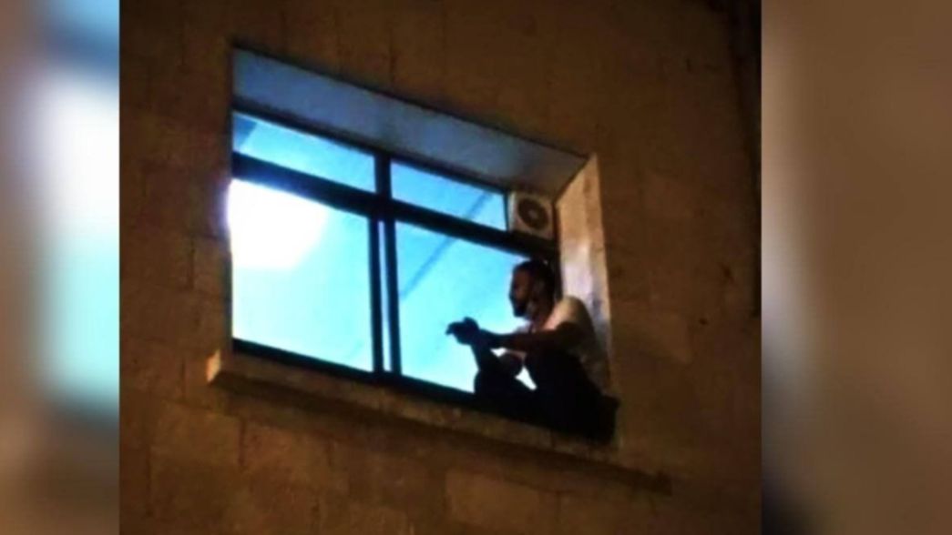 Trepó hasta la ventana del hospital para ver a su mamá antes de que muera por COVID-19