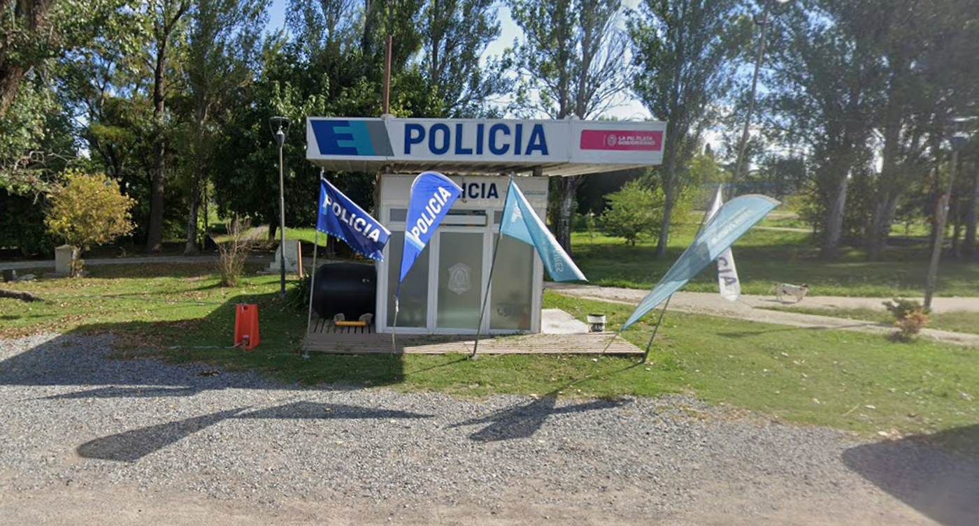 Vecinos del Barrio Savoia se movilizan este sábado frente a la garita policial ubicada a metros de la Estación de Trenes