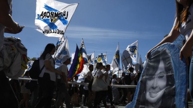 con maximo y axel al frente, la campora marcho a plaza de mayo