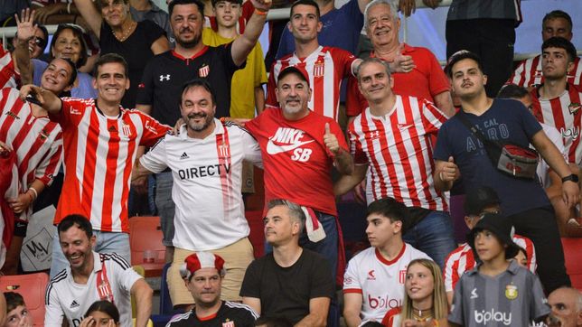 el periodista cabala entre el publico de estudiantes que ilusiona al pueblo pincharrata