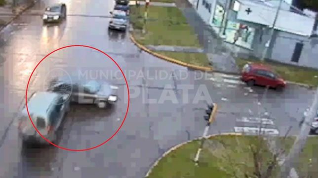 video: fuerte choque entre dos autos que cruzaron cuando el semaforo cambiaba