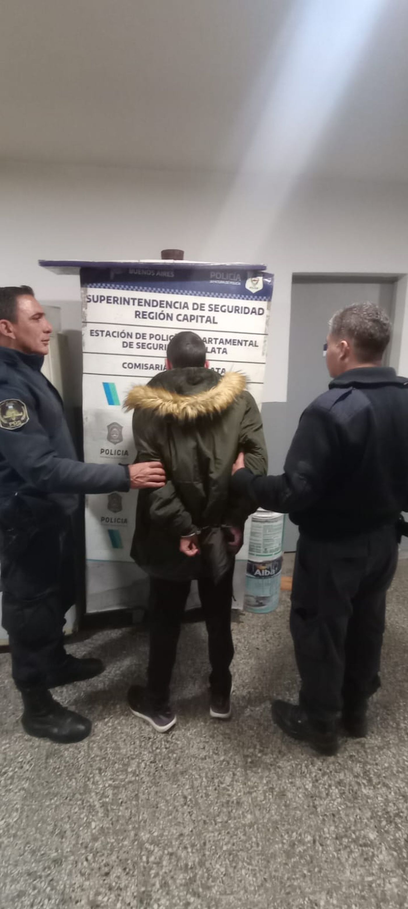 El joven quedó detenido en la comisaría Tercera de Los Hornos. El joven quedó detenido en la comisaría Tercera de Los Hornos.