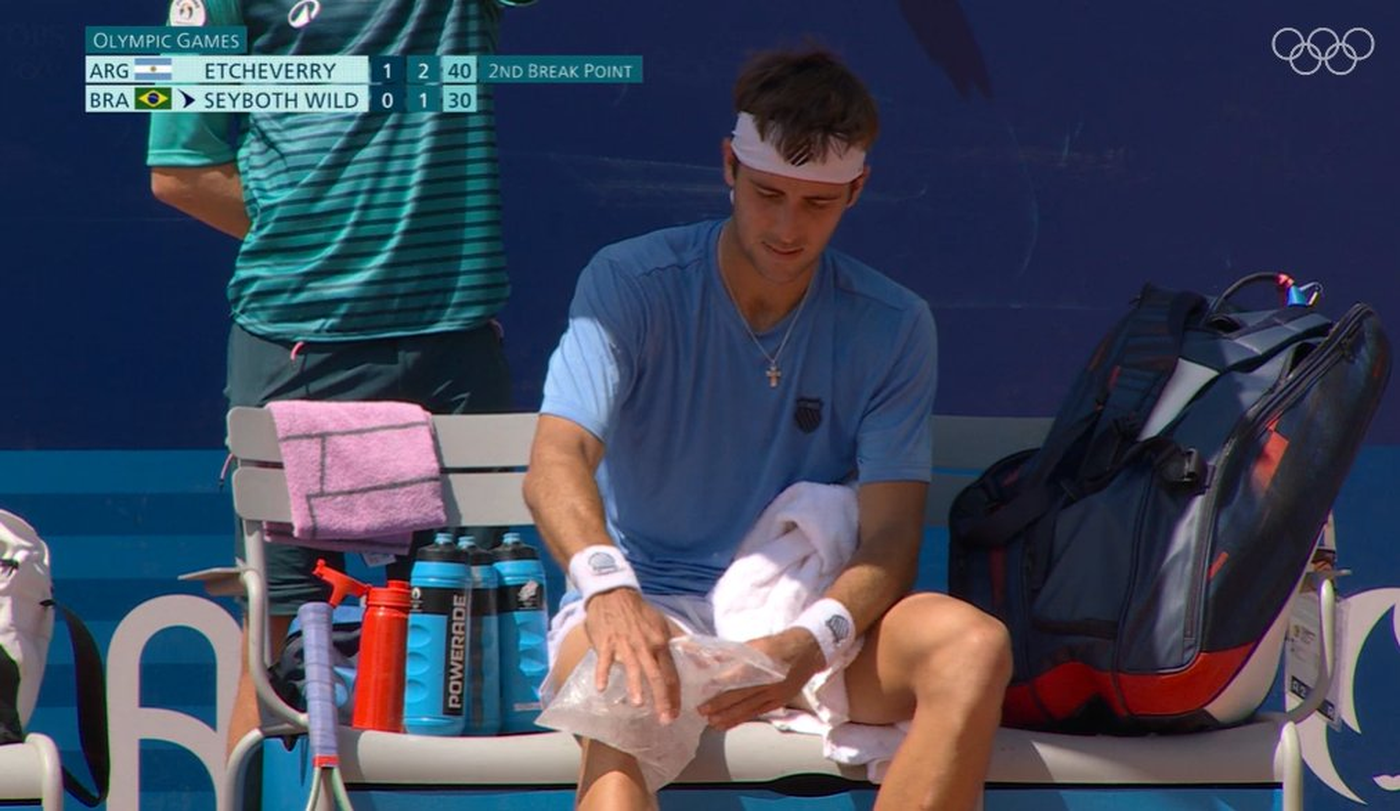 Tomás Etcheverry tuvo que recibir asistencia para continuar el partido. Tomás Etcheverry tuvo que recibir asistencia para continuar el partido.