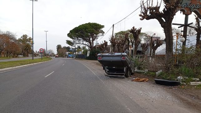 impresionante vuelco de un ford falcon en city bell no termino en tragedia de milagro