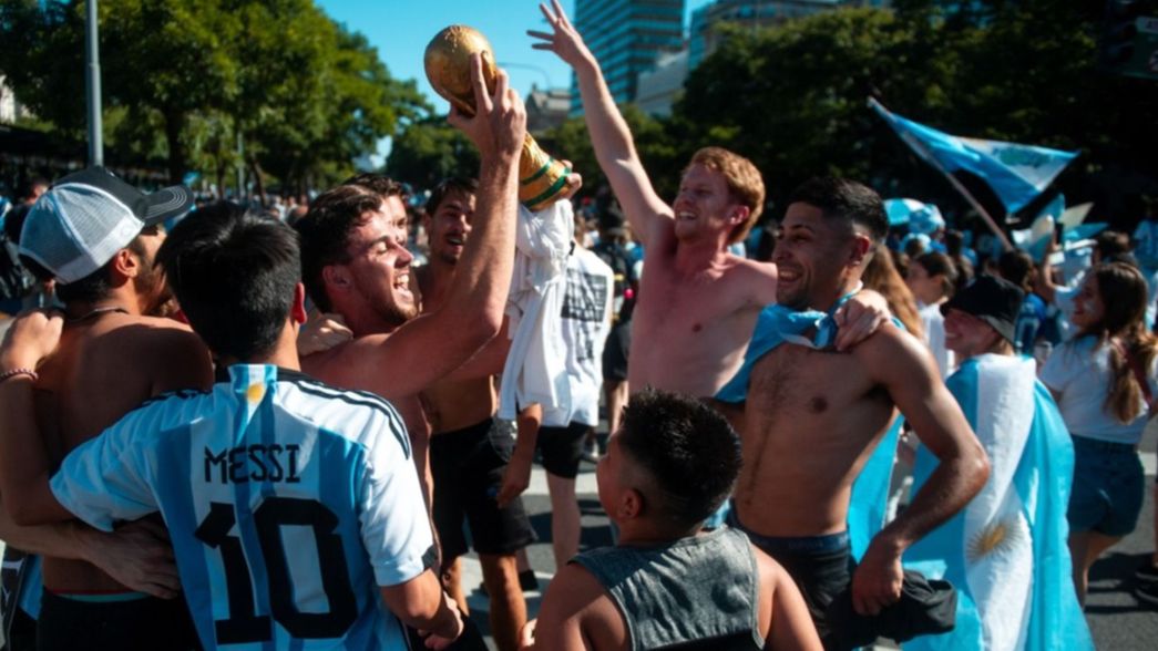 Maradona entre la gente, el tatuaje del Dibu y todas las perlitas que dejó el Mundial