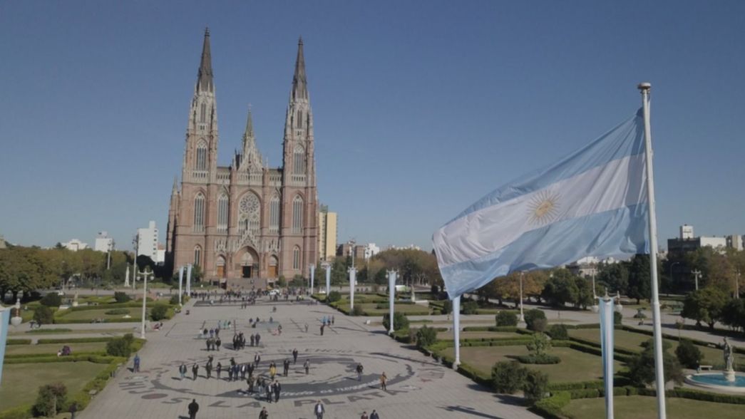 No era celeste sino azul índigo: el estudio de la UNLP sobre la primera bandera argentina