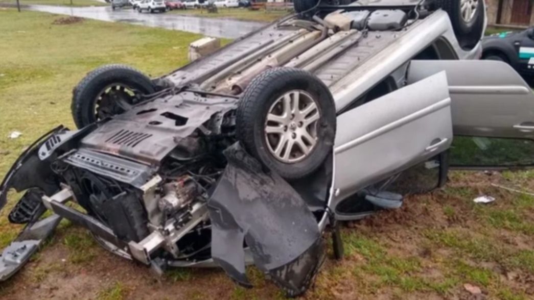 Chocaron dos autos en La Plata, uno volcó y por poco no fue una tragedia