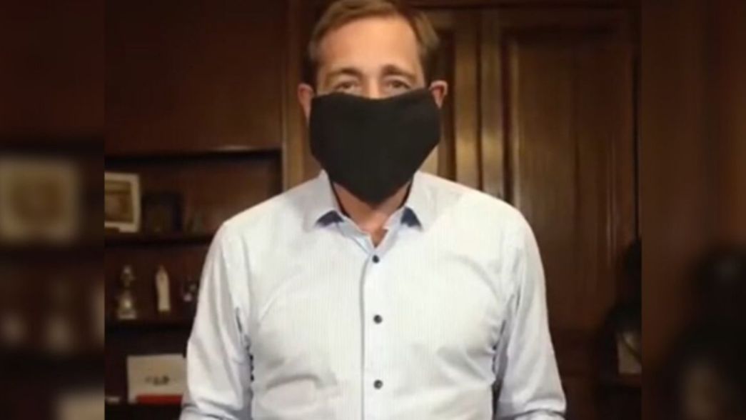 VIDEO: El intendente Garro mostró cómo se hace un barbijo casero