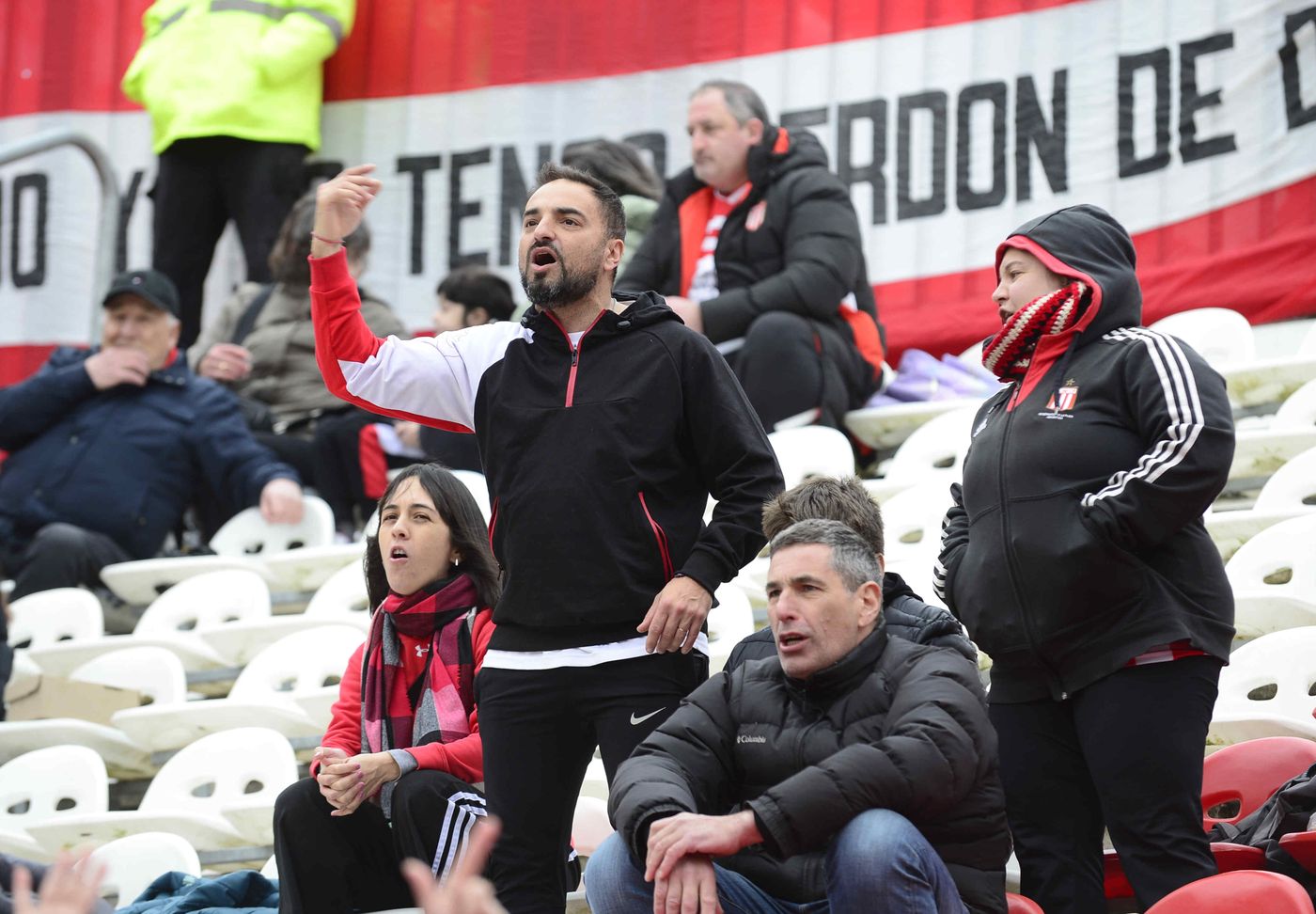 Hinchas Estudiantes UNO Clásico
