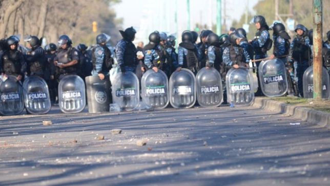video: asi se vivieron los violentos enfrentamientos entre policias y trabajadores de la uocra