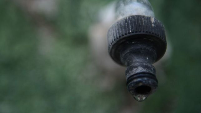 realizan obras y este lunes podria faltar el agua en barrios de la plata