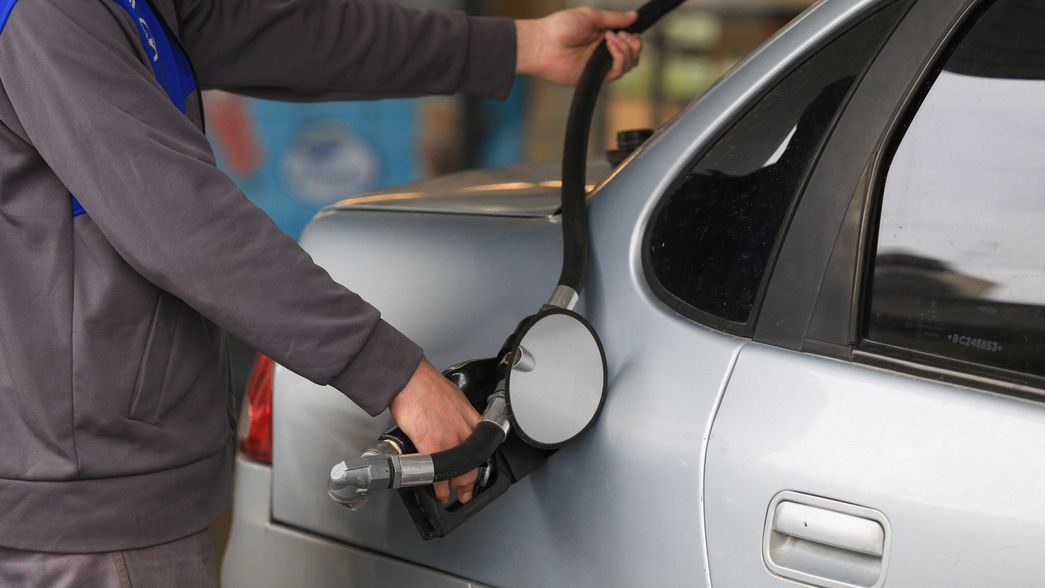 El Gobierno analiza aplicar un aumento del 20% en los combustibles a partir de junio