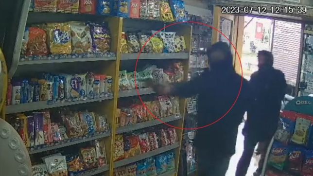 quedate quieta: el video del dramatico robo a plena luz del dia en un kiosco de la plata