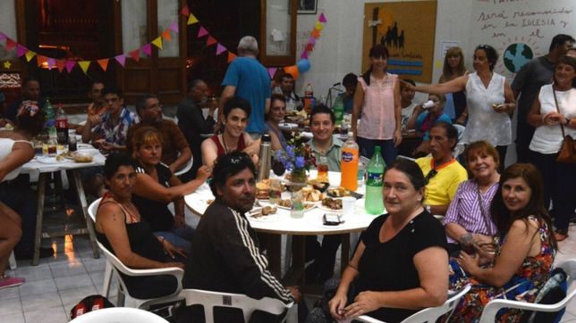 noches solidarias celebro las fiestas dando un plato de comida a personas en situacion de calle