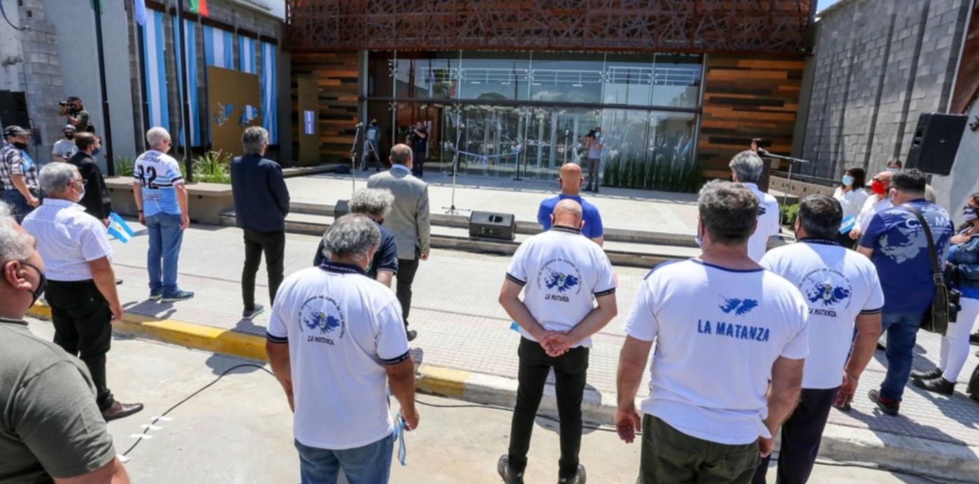 Máximo Kirchner y Mario Secco en el edificio Malvinas de Ensenada