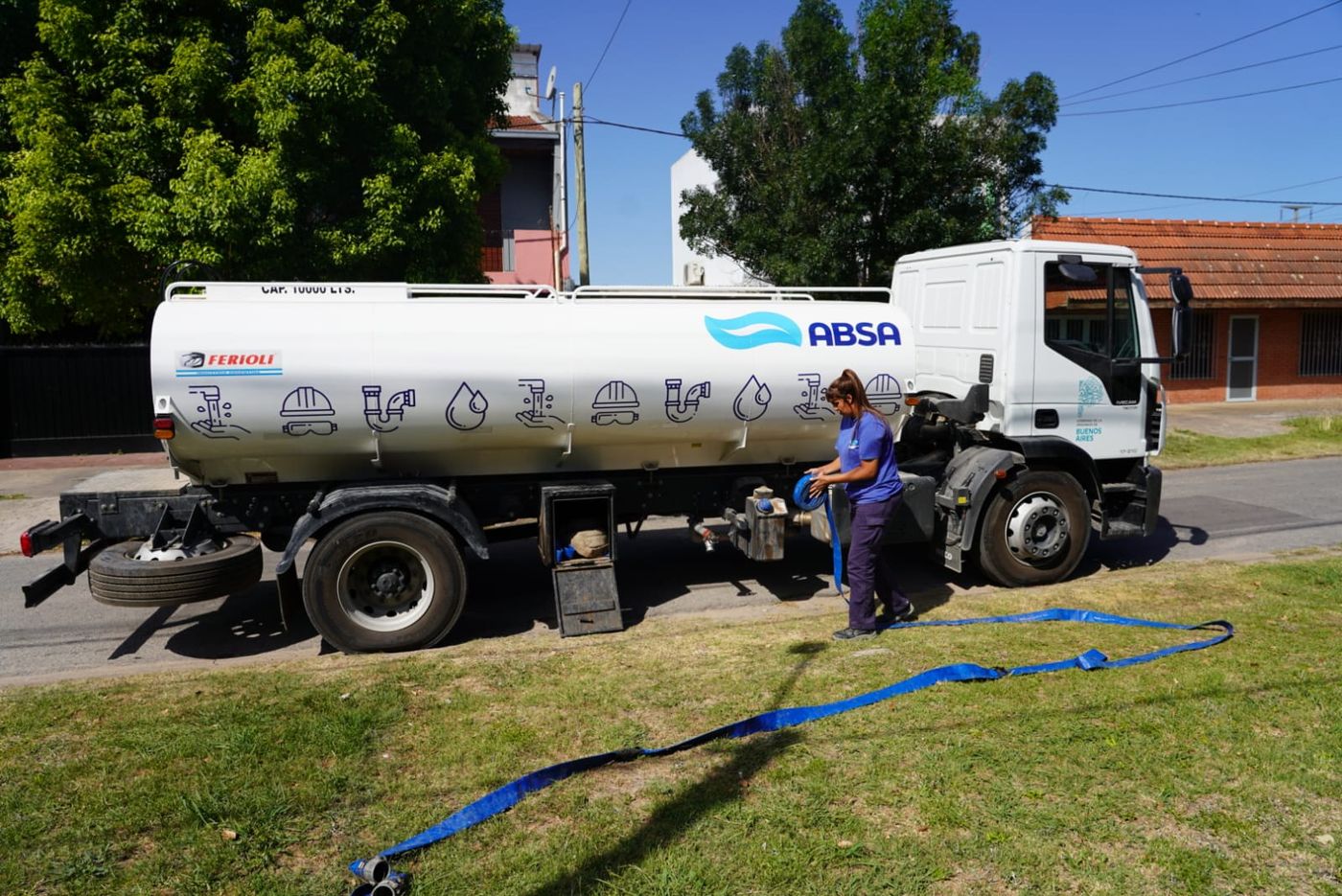 ABSA  y el municipio repartieron agua en Melchor Romero y San Carlos por la ola de calor