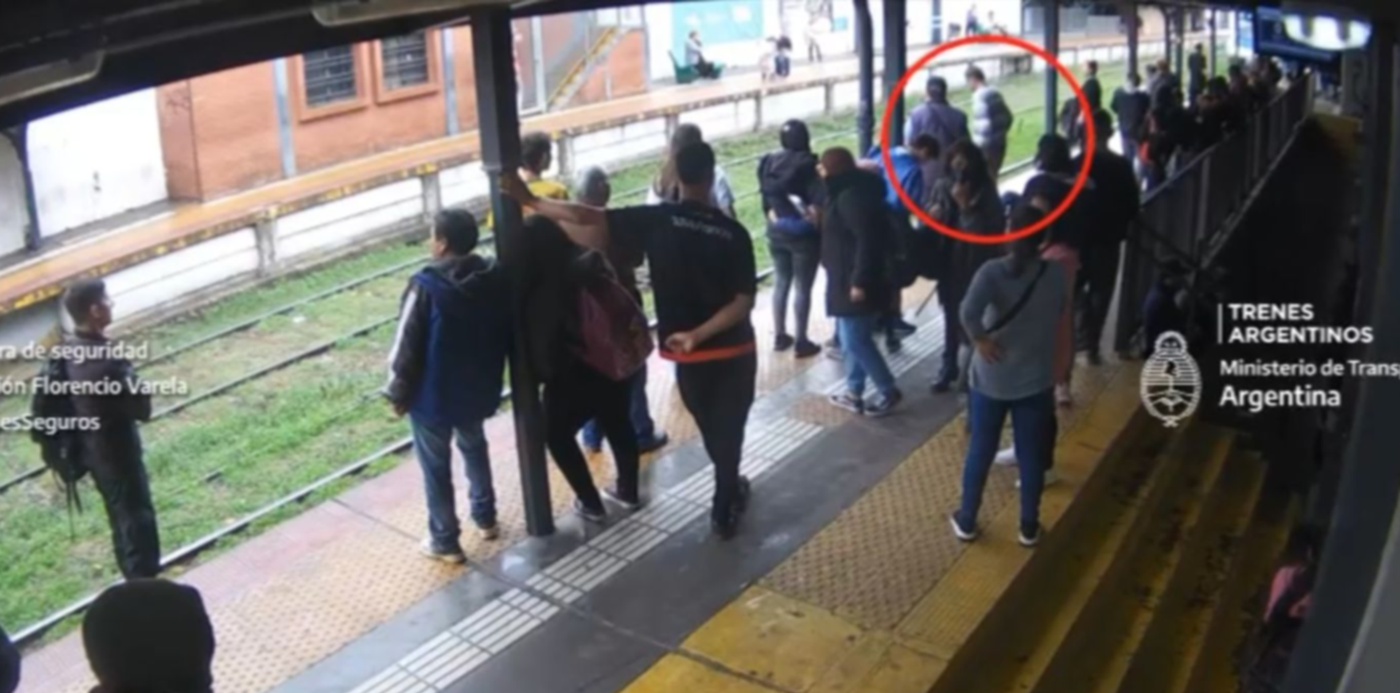 VIDEO: Así fue como el agente del SPB rescató a un hombre en las vías del  tren Roca