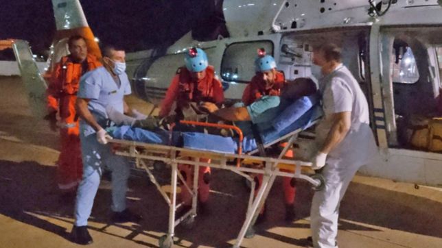 video: impactante operativo de prefectura para evacuar a un hombre que sufrio un acv