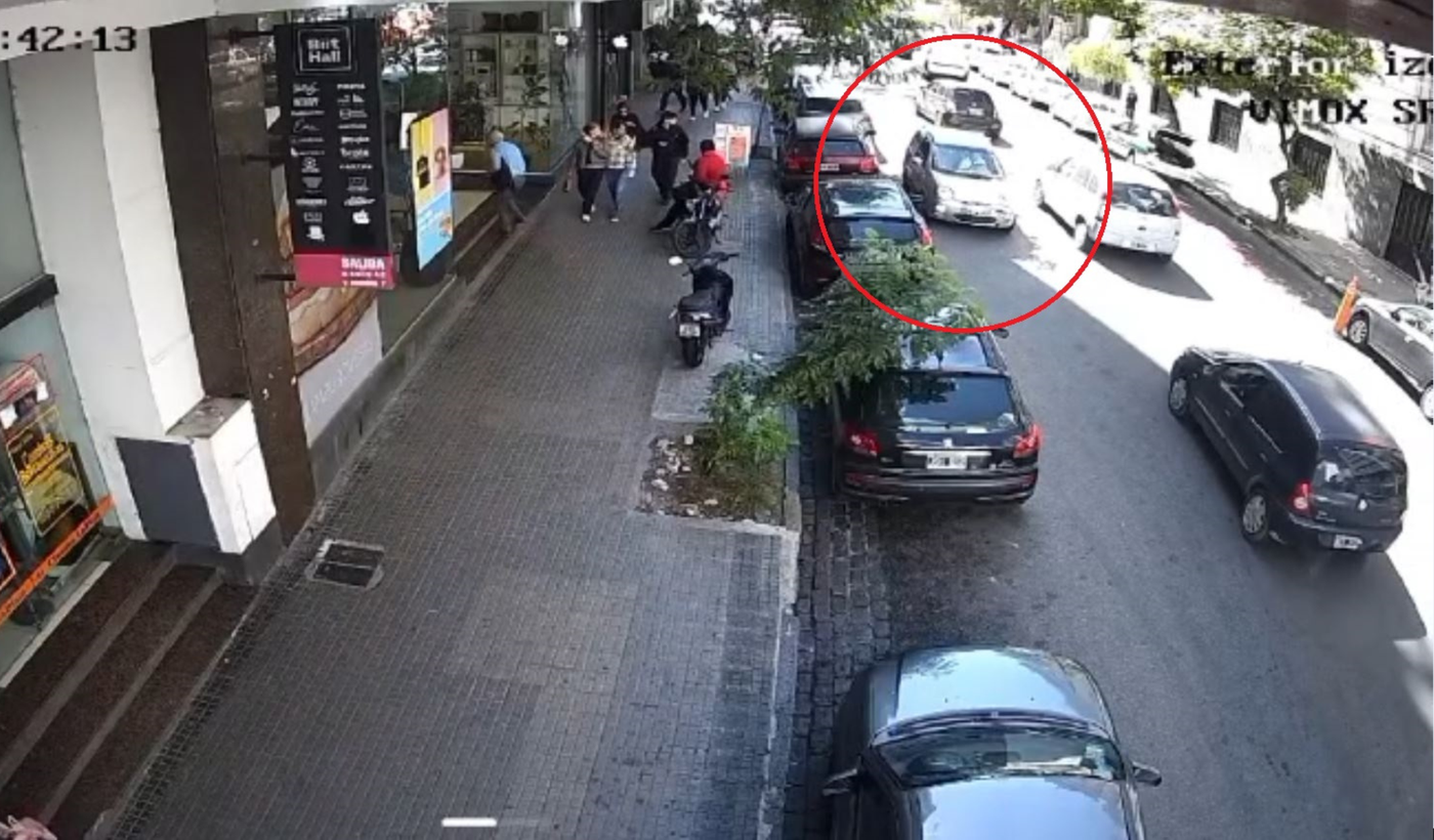 Auto en contramano por 7 y 49