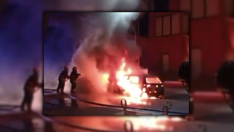 Tres autos terminaron destruidos por las llamas generadas por un hombre que casi se quema a lo bonzo