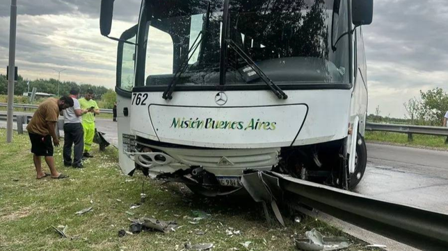 un micro despisto en la subida a la autopista la plata-buenos aires y complico el transito