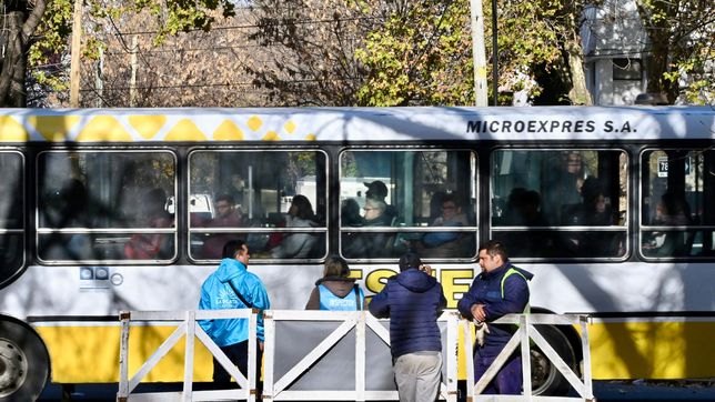 cambian recorridos y paradas de micros por el asfaltado de los adoquines de las plazas rocha e italia