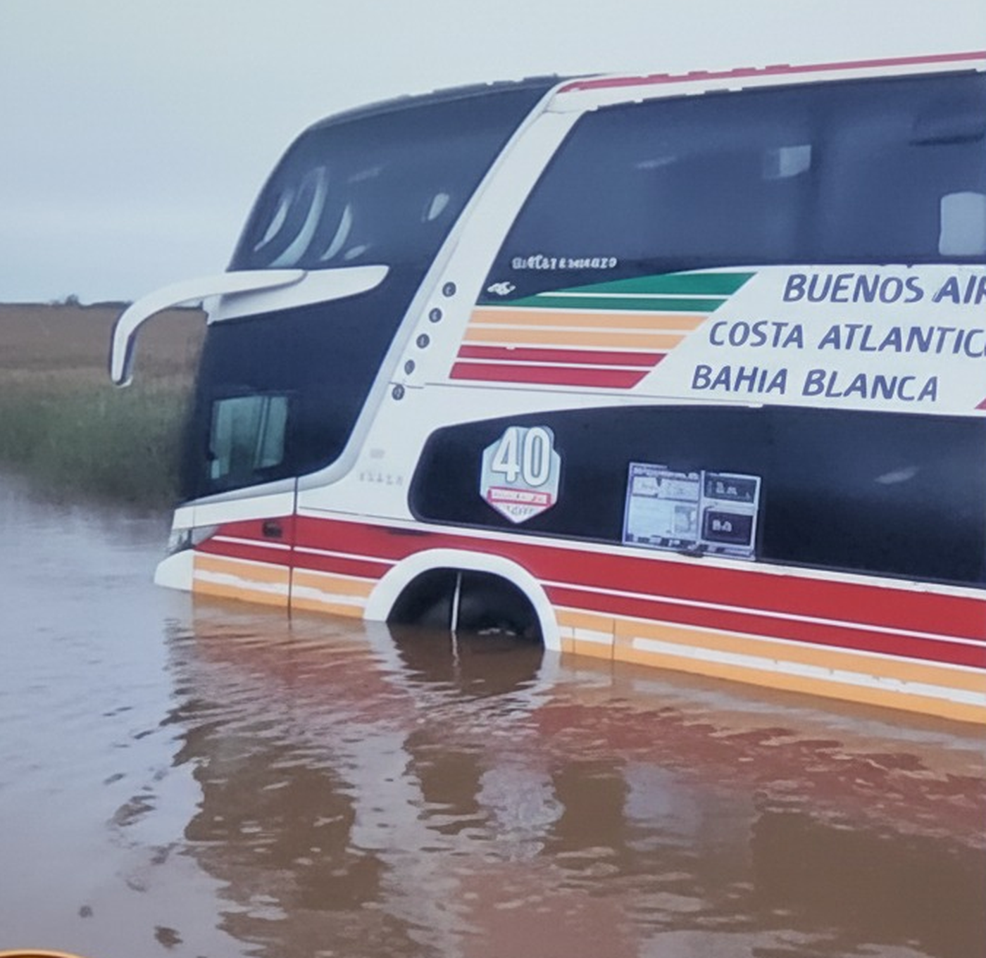 Los fuertes vientos provocados en el oeste de la provincia, por la tormenta de Santa Rosa, termin&oacute; en la banquina de Ruta 5