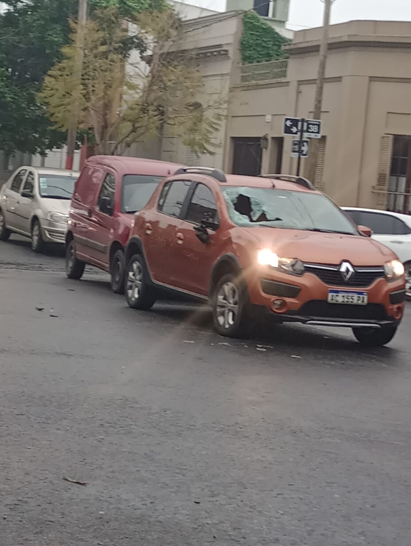 Así quedó el vehículo tras chocar contra el caballo del Hipódromo de La Plata.