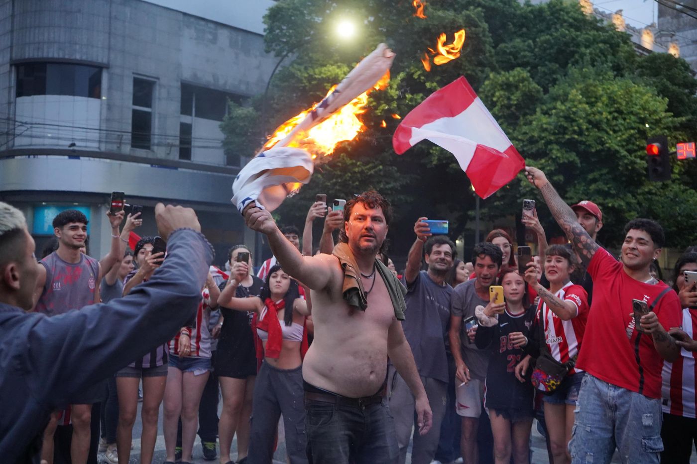 Hinchas de Estudiantes quemando una camiseta de Gimnasia Hinchas de Estudiantes quemando una camiseta de Gimnasia