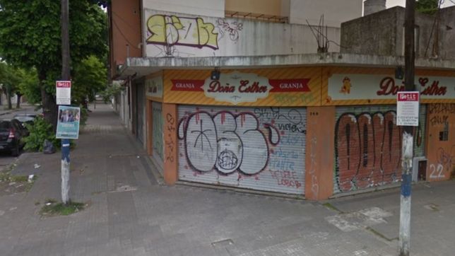 ¿robo o ataque vandalico? una pollajeria de el mondongo amanecio con el frente danado