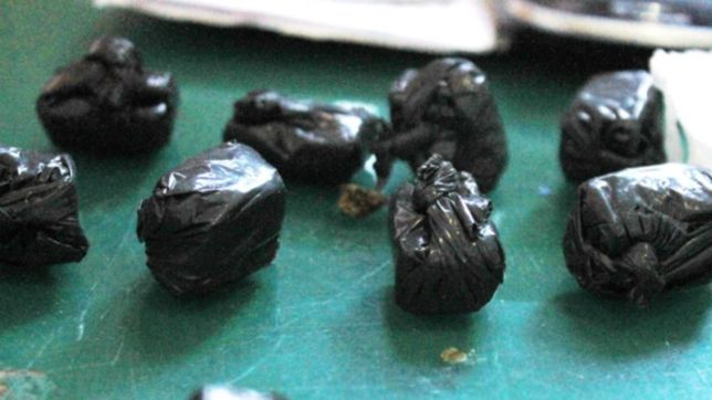 lo detuvieron por vender drogas en la plata, nacio su hijo y le dieron domiciliaria