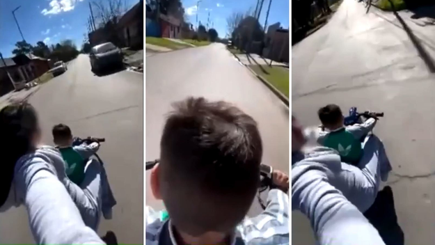Se grabó yendo en una moto manejada por un nene en Berisso y ahora la buscan las autoridades