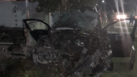 Así fue el choque en Berisso en el que un joven automovilista se incrustó contra un paredón y murió Así fue el choque en Berisso en el que un joven automovilista se incrustó contra un paredón y murió