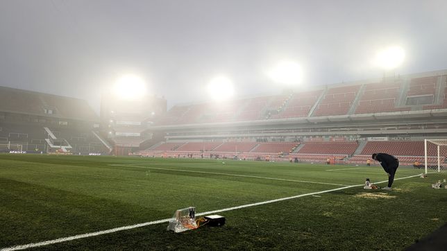 la imagen del estadio de independiente absorbido por la niebla en la previa de estudiantes y velez
