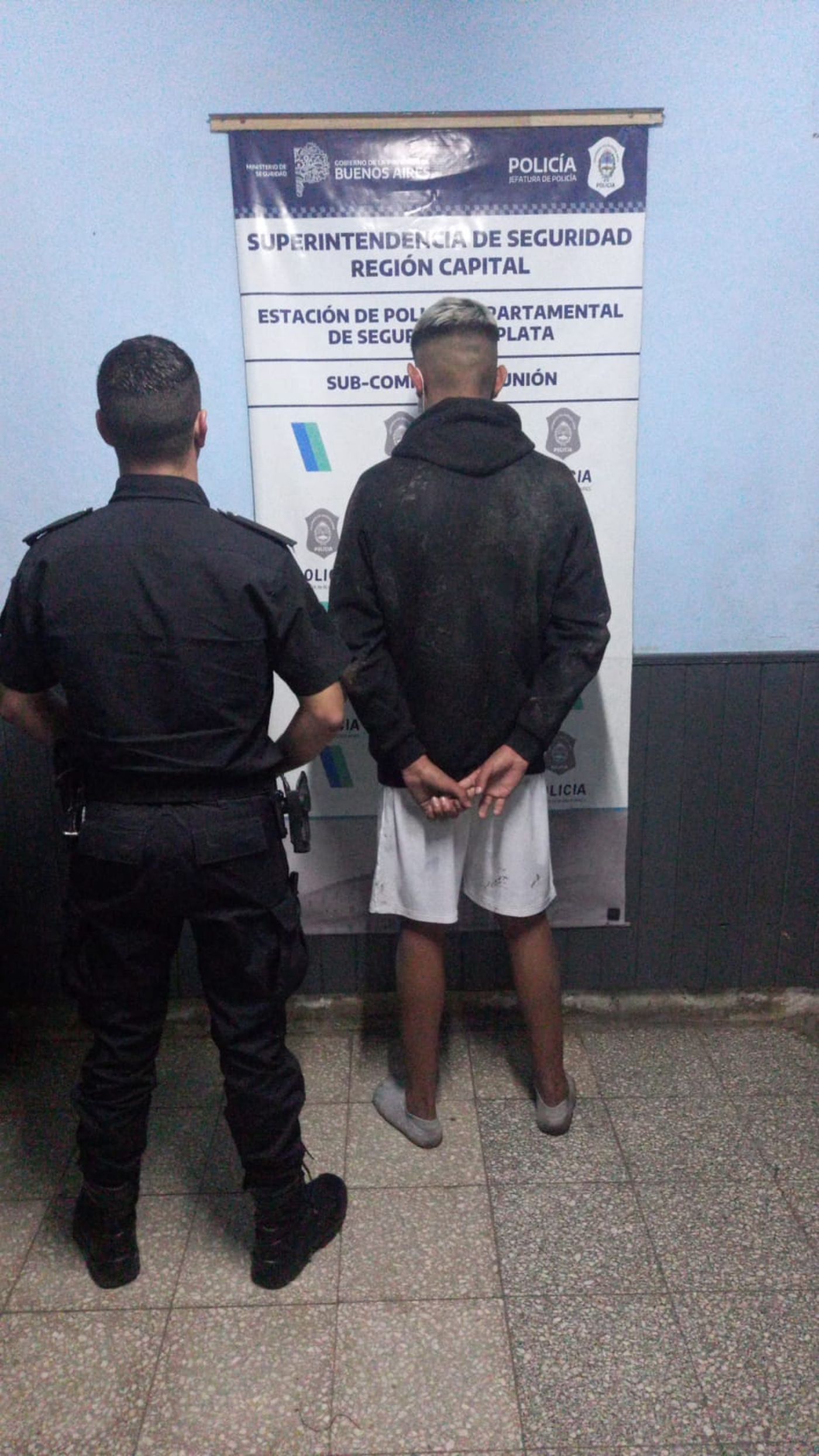 Los hampones de 18 y 30 años golpearon a la victima con hierros y luego atacaron a la policía para no ser detenidos. 