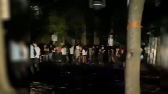 el video de una fiesta clandestina con mas de 2 mil personas y con entradas de $4.000